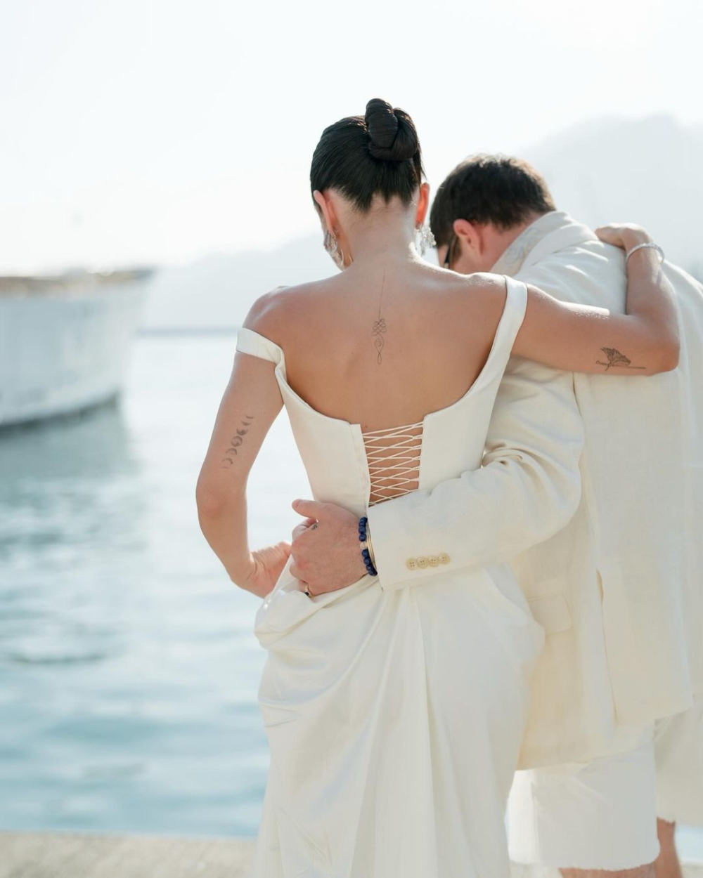 後背的綁帶設計為她增添性感氛圍