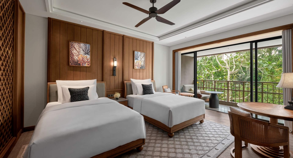 套房使用自然色調和木頭呼應窗外的自然景觀