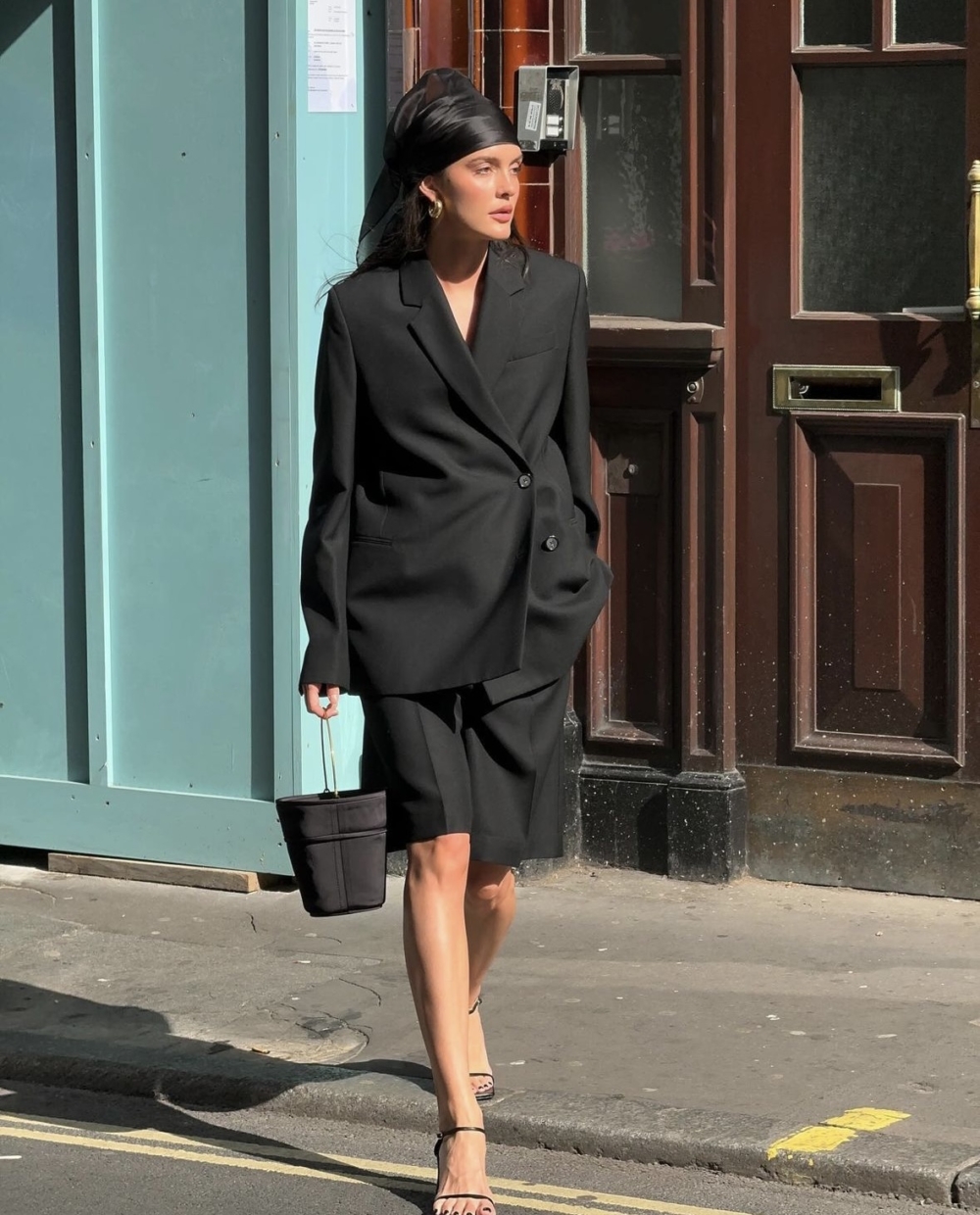 博主利用率性剪裁的西裝外套，搭配西裝短褲。