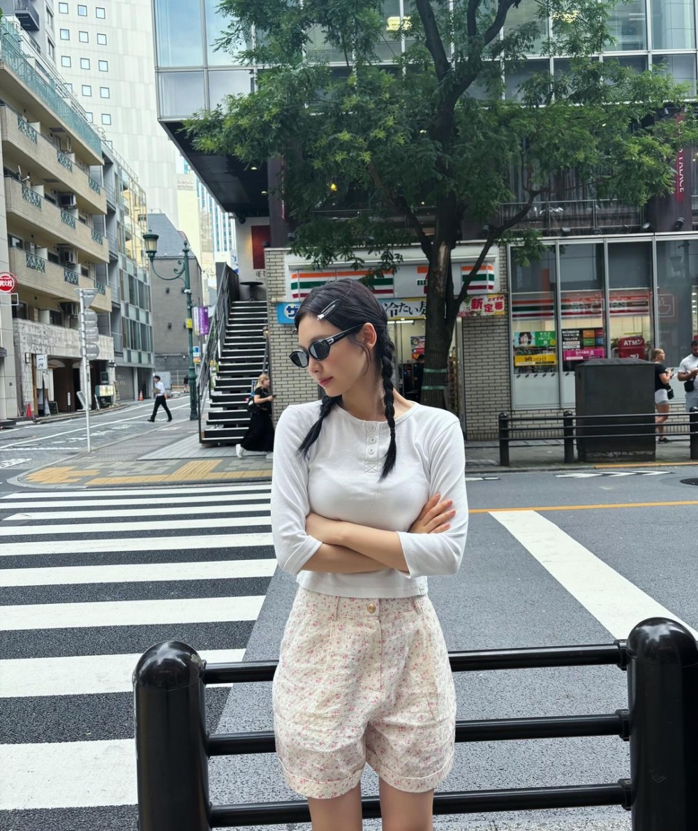 碎花短褲搭配白T很清新