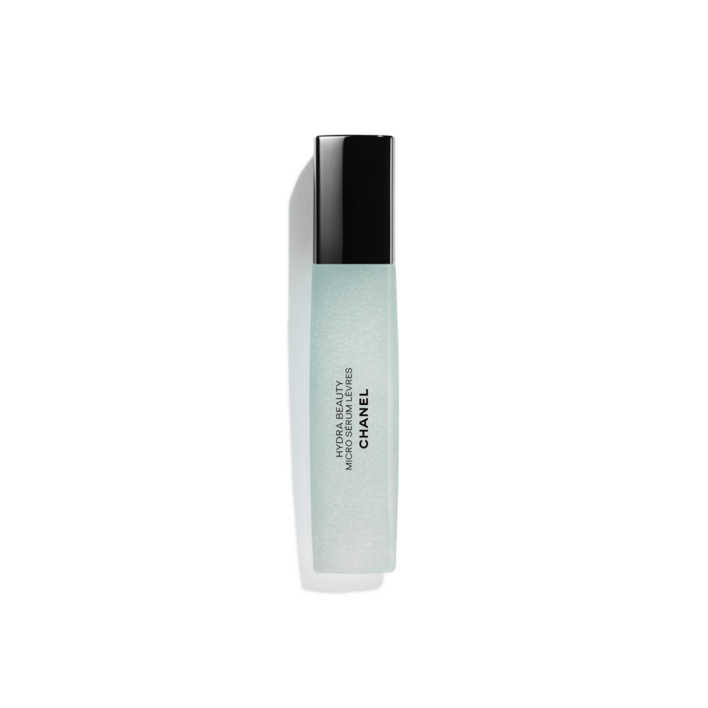 CHANEL這款山茶花潤澤護唇精華內含山茶花精萃和玻尿酸