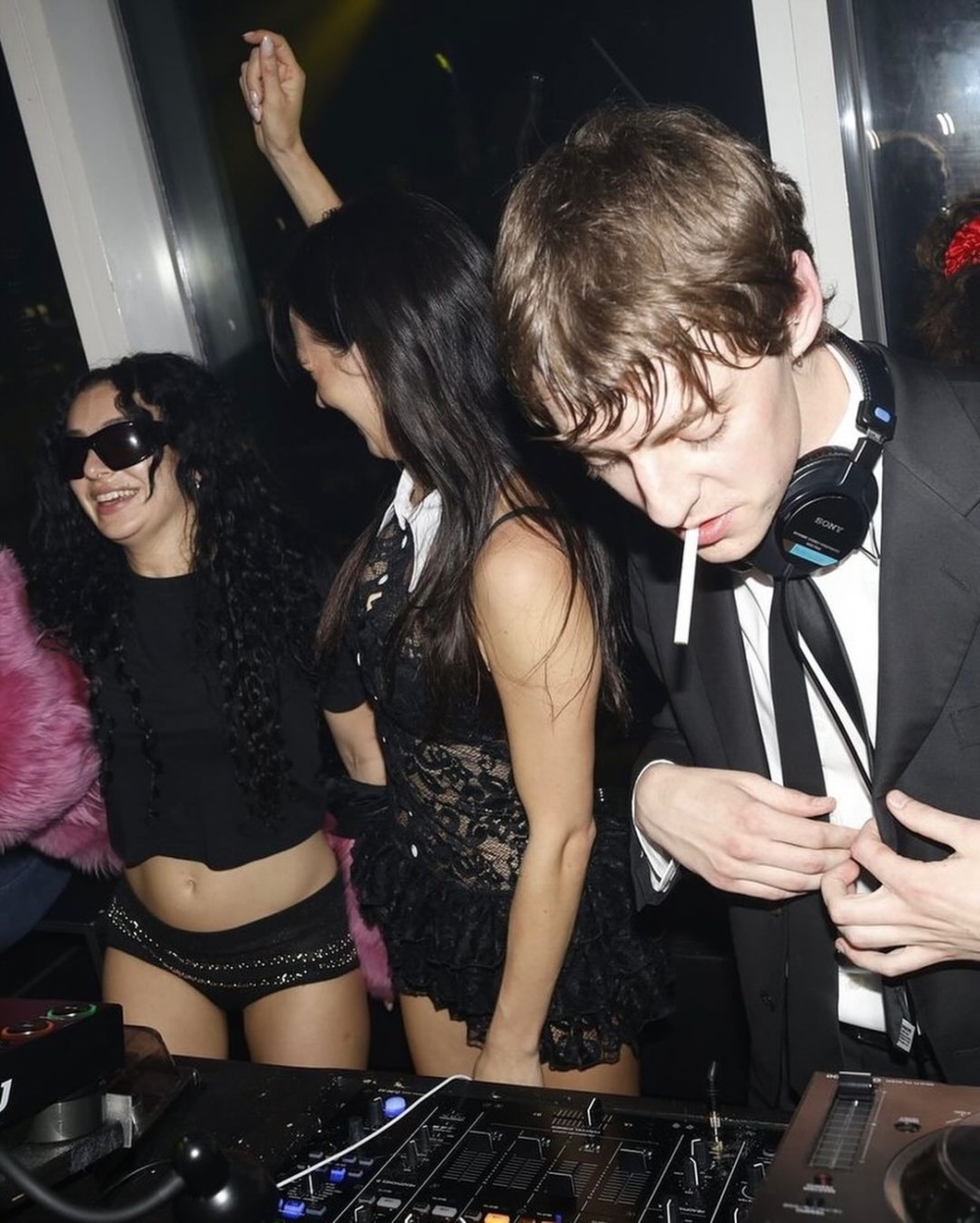 《Girls》讓The Dare受到不少爭議