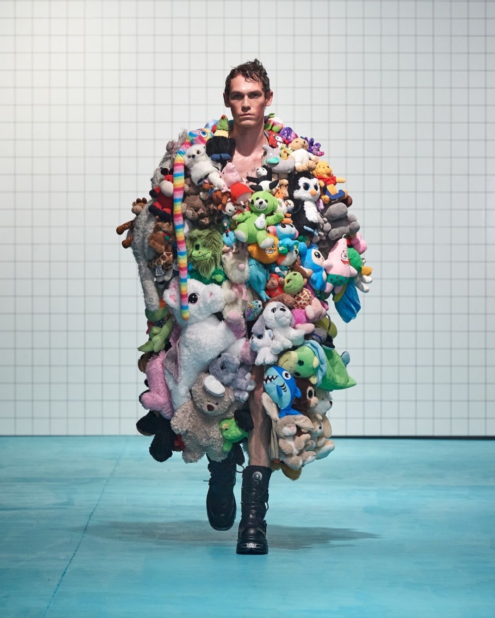 在(di)vision的秀場上經常可以看到拼接布料的服裝，或是用不要的玩偶做成造型