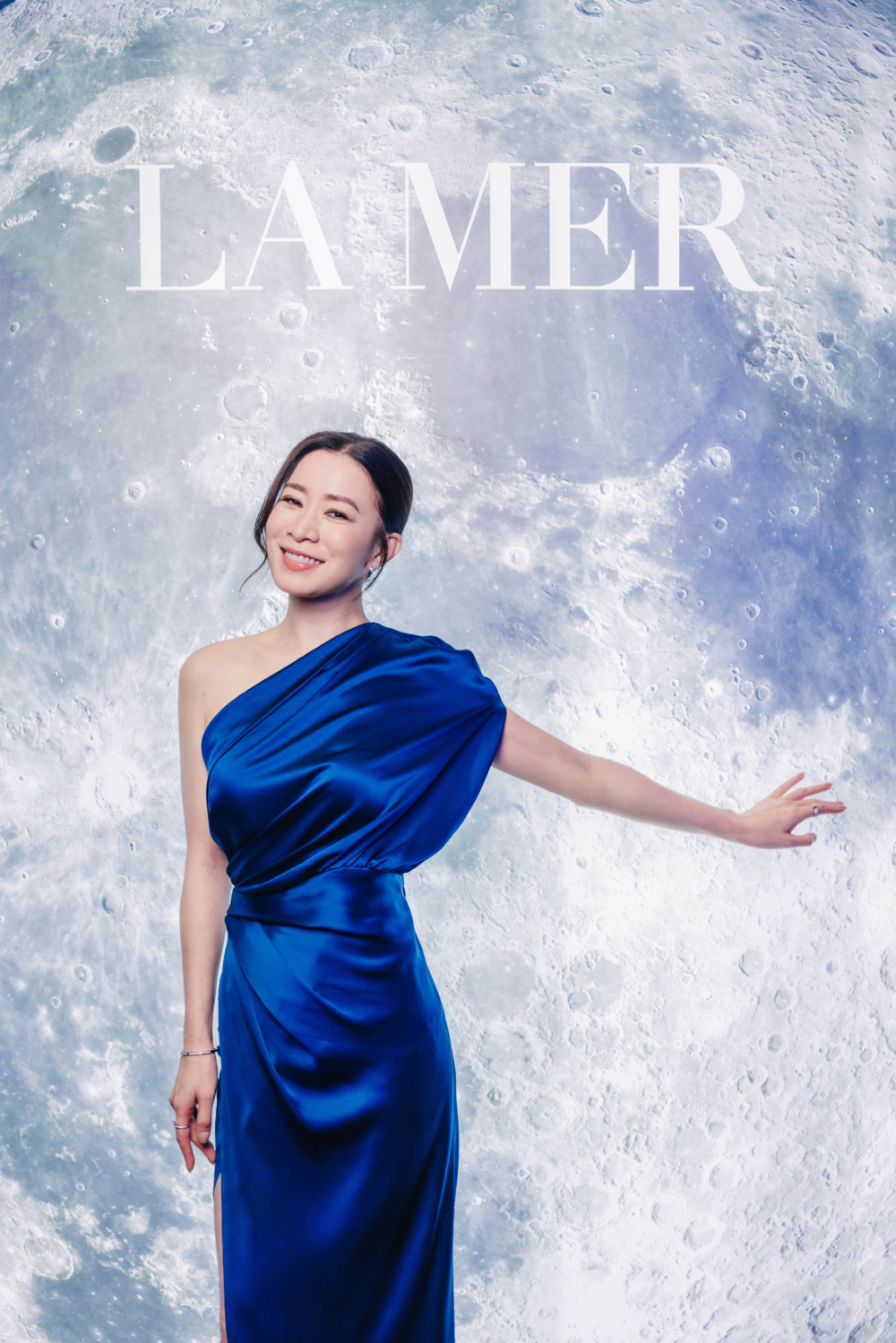 視后佘詩曼無論鏡頭前,還是鏡頭後,肌膚都是細緻柔滑飽滿,宛如將時間停留在20多歲。