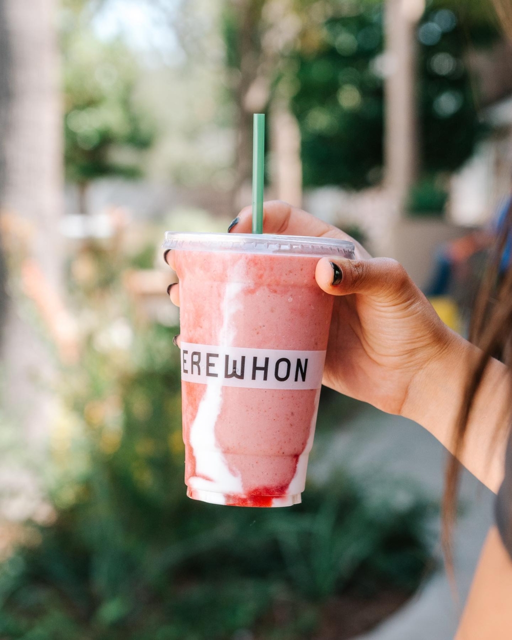「粉色奶昔Strawberry Glaze Skin Smoothie」每月的銷售高達4萬杯的奶昔!