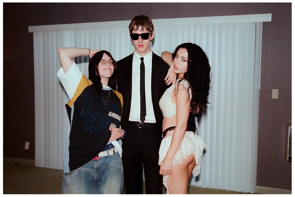 英國歌手Charli xcx曾在某次訪問中稱讚The Dare的《Girls》