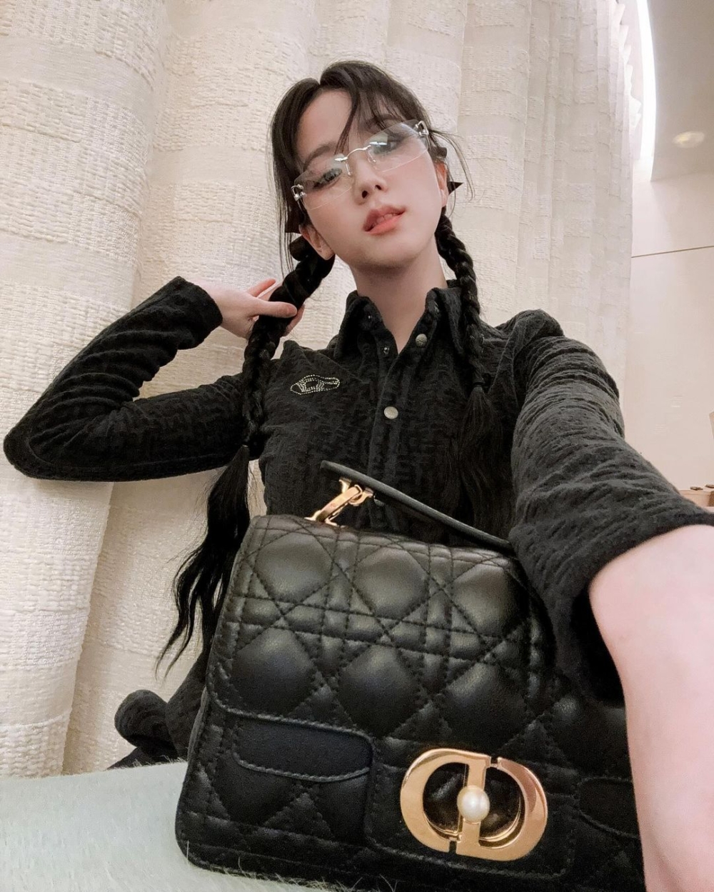 選擇有花邊鏡架的款式，會中和一點上班氛圍