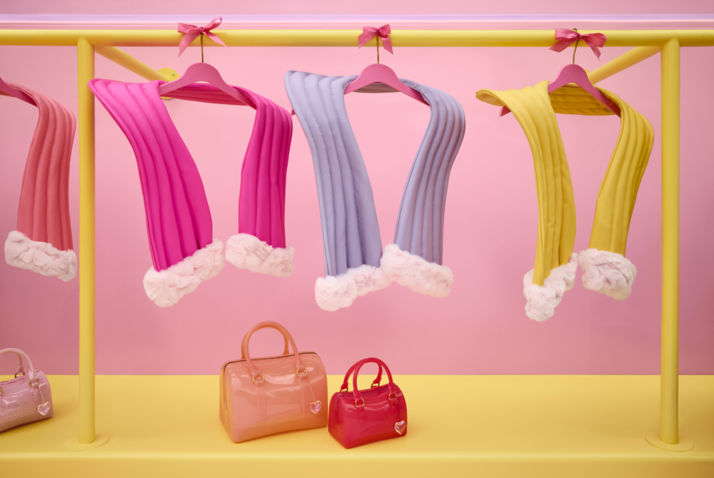 親自試穿娃娃衣櫃裡的衣服、洋裝以及圍巾盡情打卡拍照