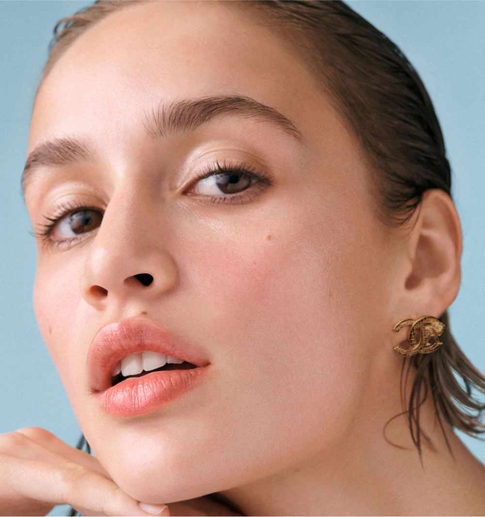 CHANEL山茶花潤澤護唇精華不黏膩,夏天使用也很清爽,