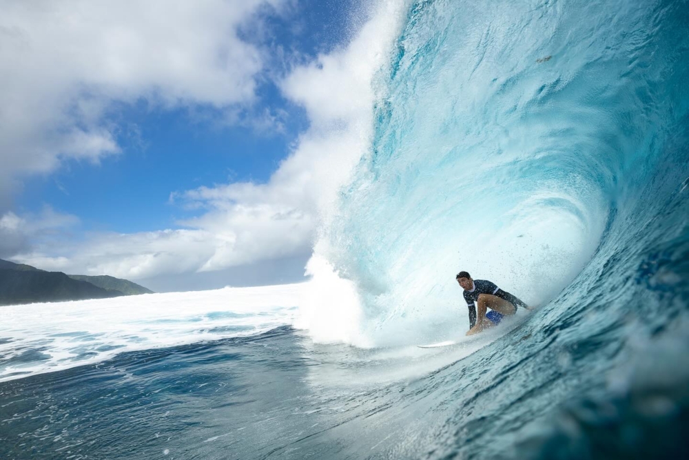 跟踪衝浪者的動作，在海浪逼近時就位，並潛入海面