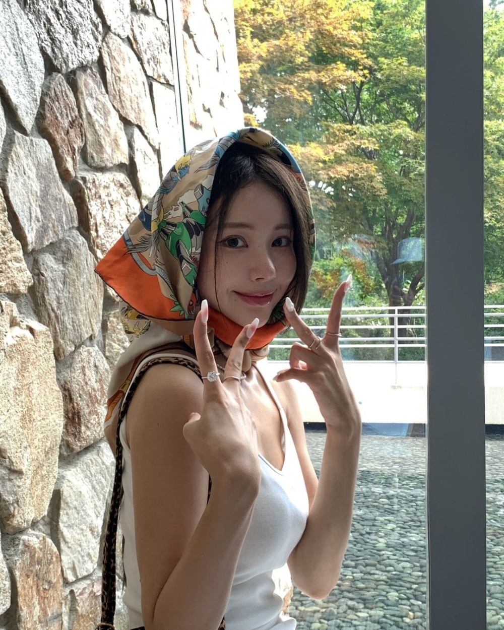 三角頭巾很顯臉小