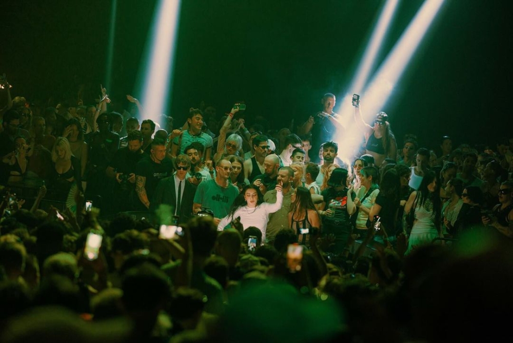 Charli xcx參加Boiler Room表演時，The Dare的出現尤其引人注目