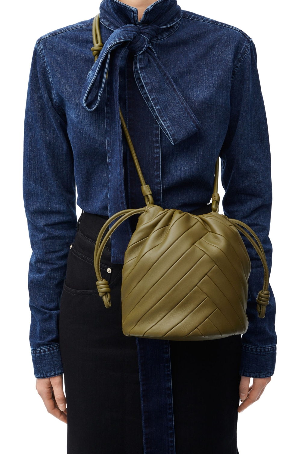 模特兒詮釋Flamenco Purse Bucket。