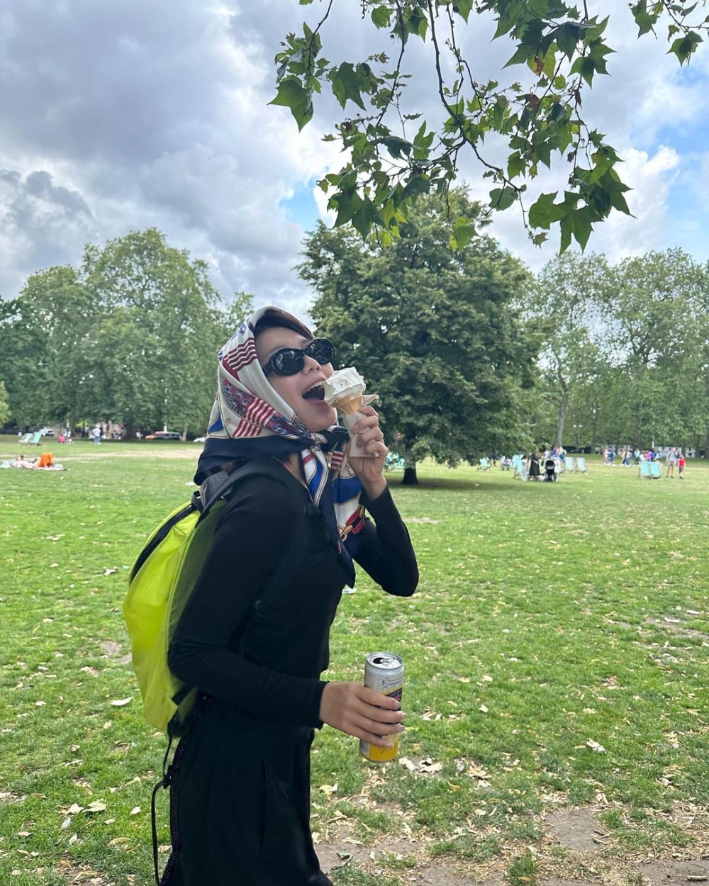 三角頭巾展現隨性氛圍