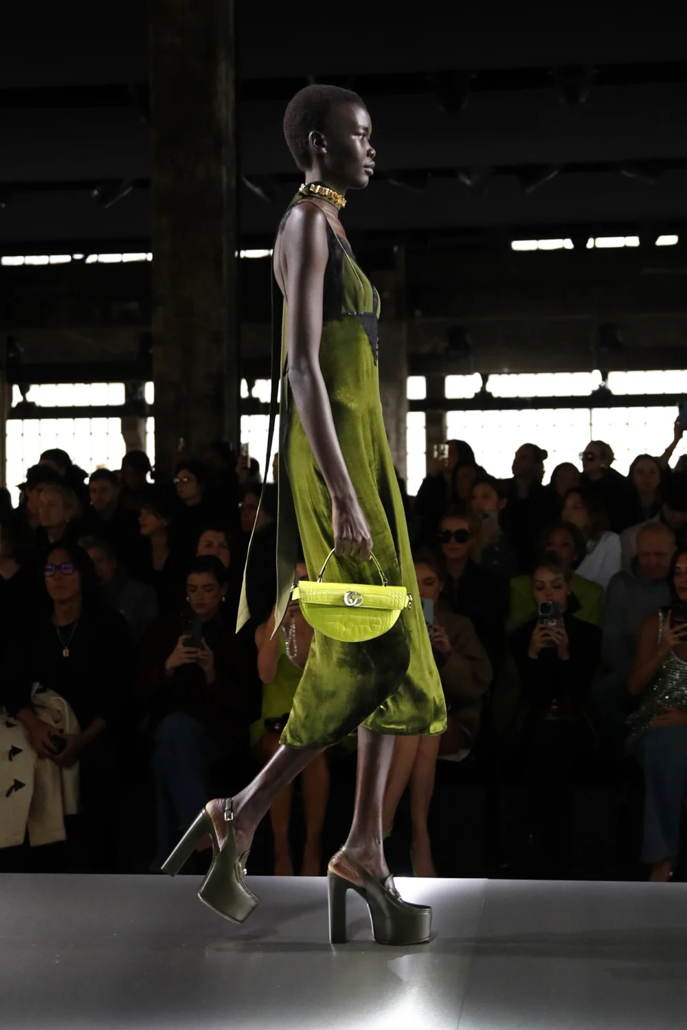 搶眼的綠色也能增添時尚感