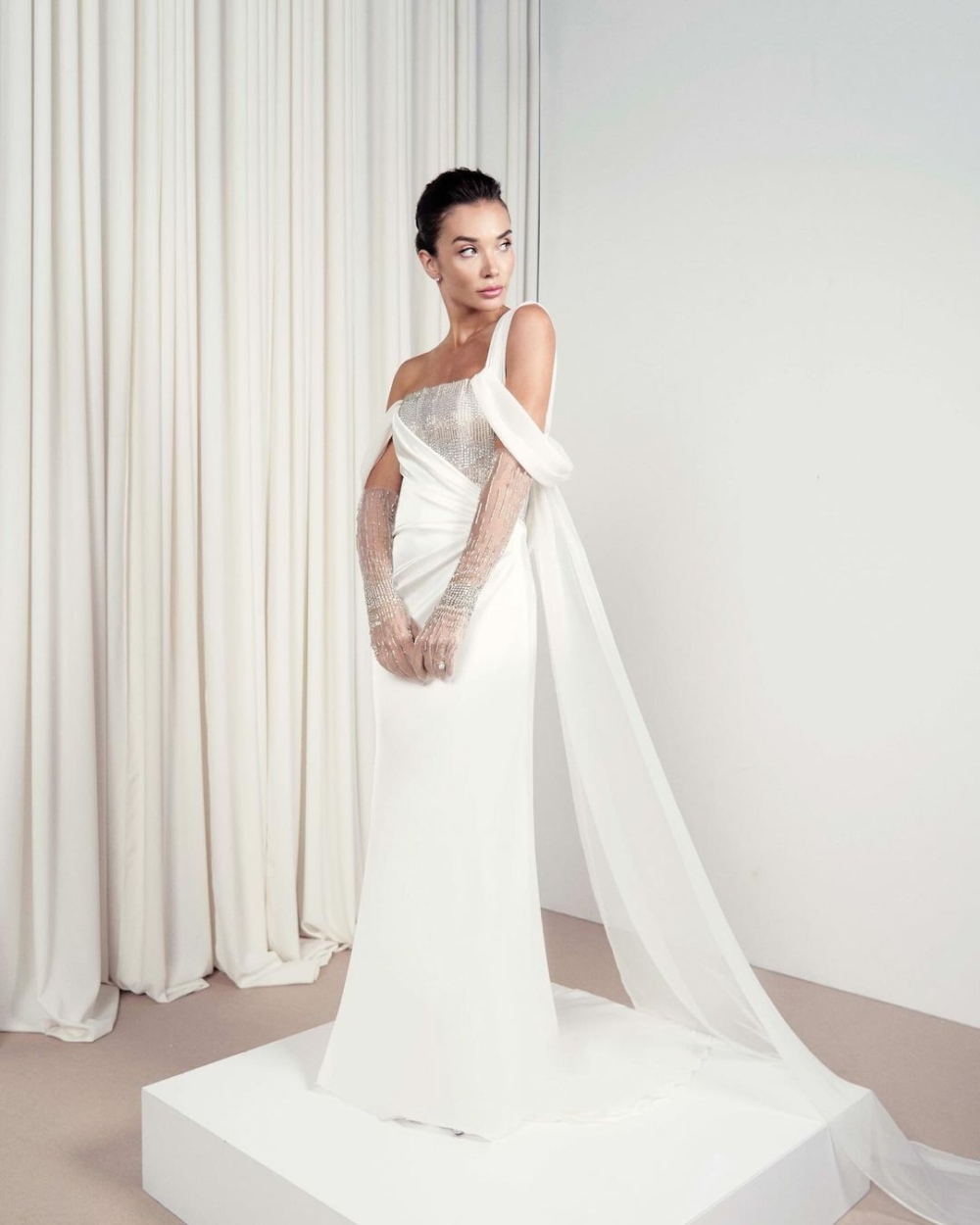 精緻的手套和緊身胸衣上的雙色水晶珠飾都是手工刺繡