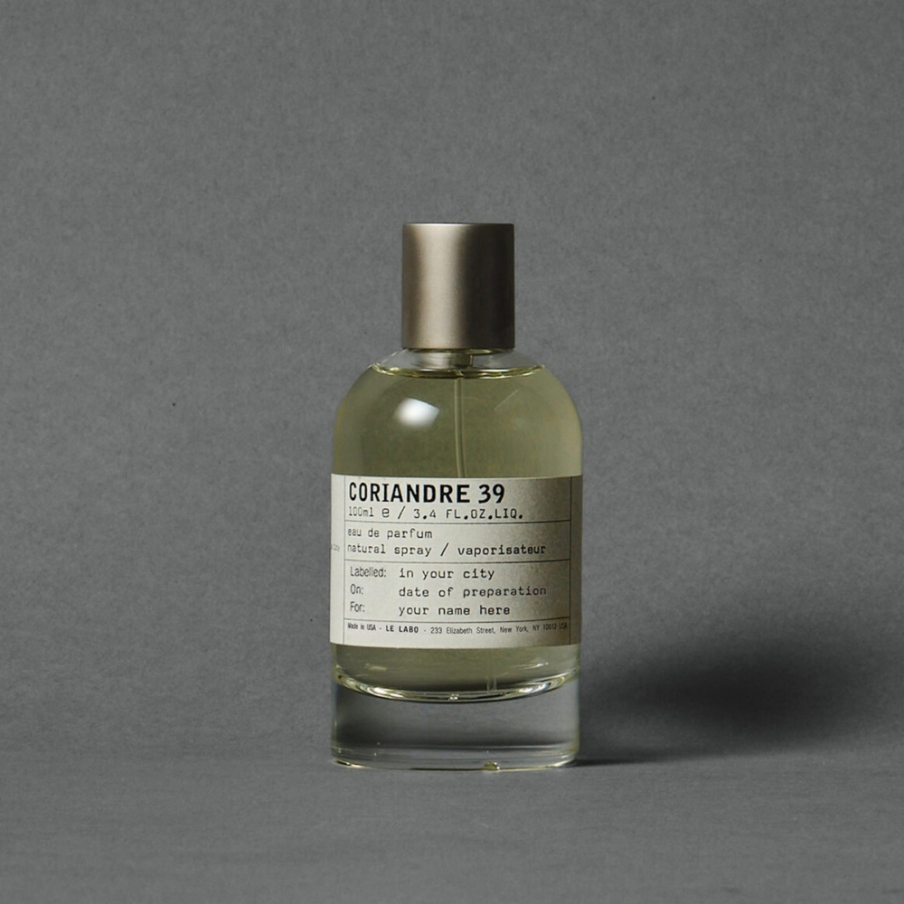 噴上「芫荽39」會散發出檸檬和香菜的辛香味,接著出現清新水潤的香調