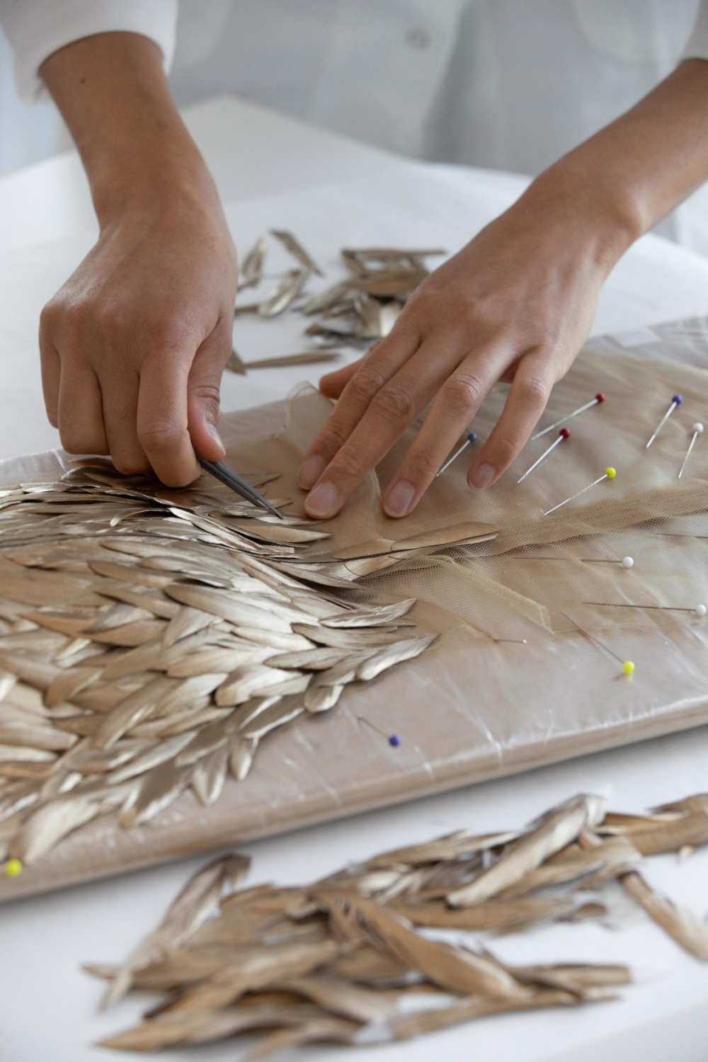 由Lemarié工坊的工匠一一以手工刺繡縫製完成