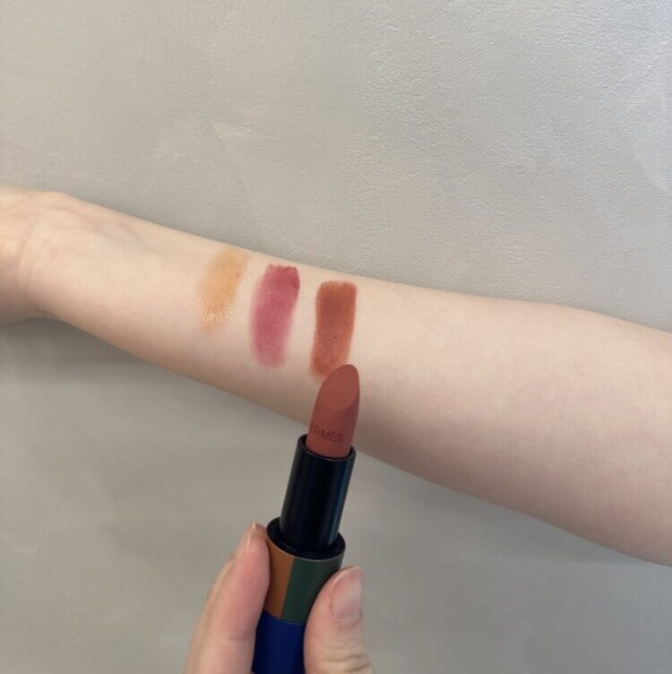 由左至右：03 Beige Glacé、73 Rouge Nappa、23 Beige Doblis