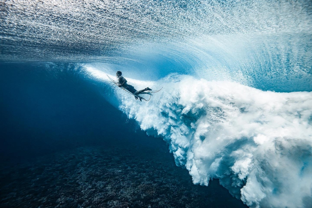 捕捉海浪的每一次起伏與選手們的飛躍：水下攝影巴黎奧運的最佳衝浪攝影照1