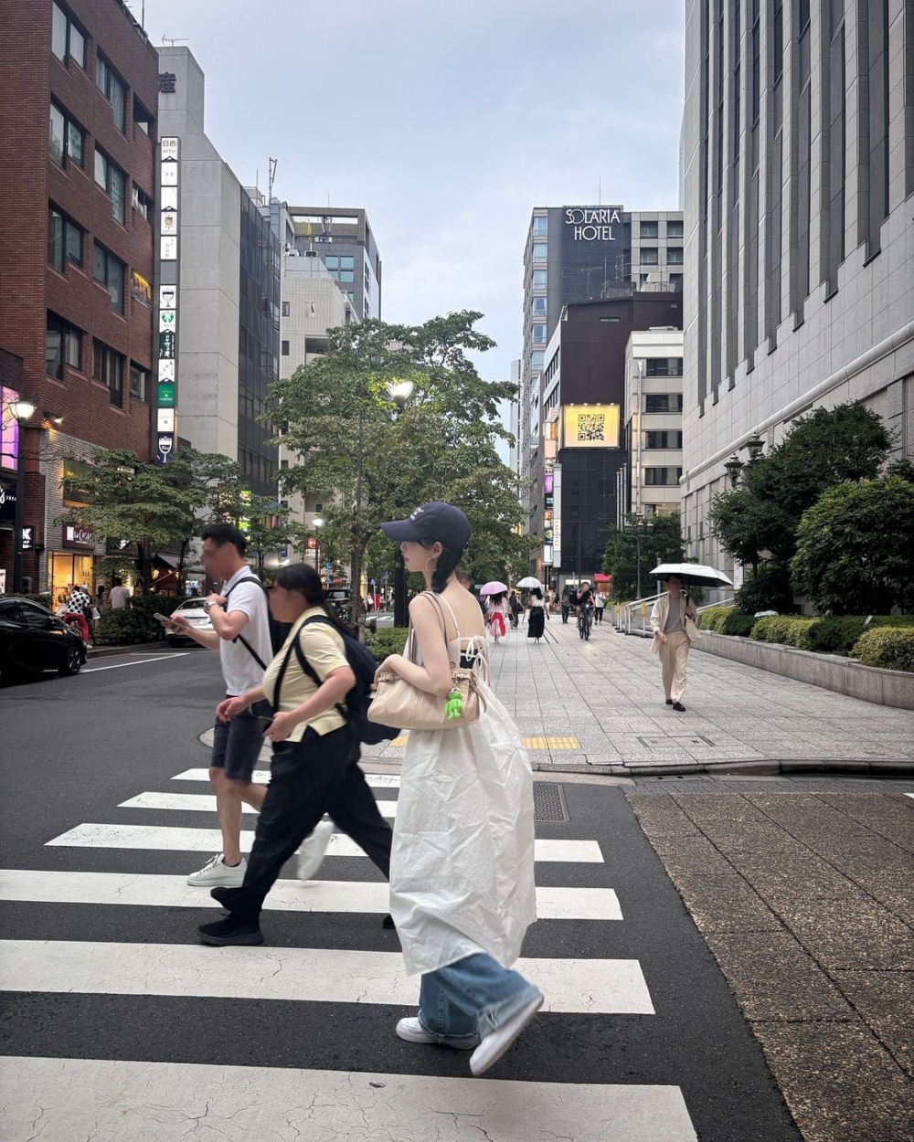 今年很流行的「Dress Over Pants」穿搭