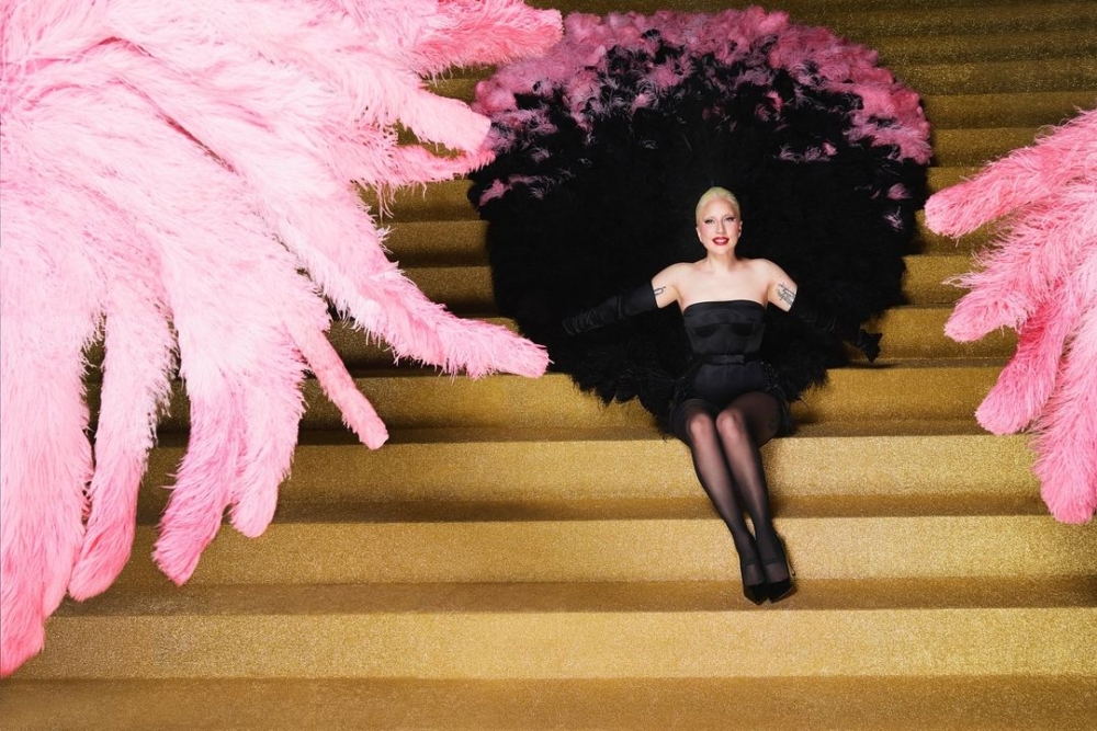 Lady Gaga穿的黑色緞面緊身馬甲