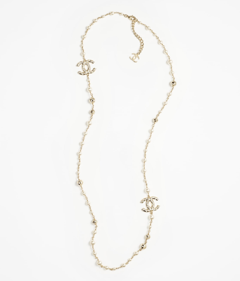 CHANEL長項鍊展現頸部的柔美線條。