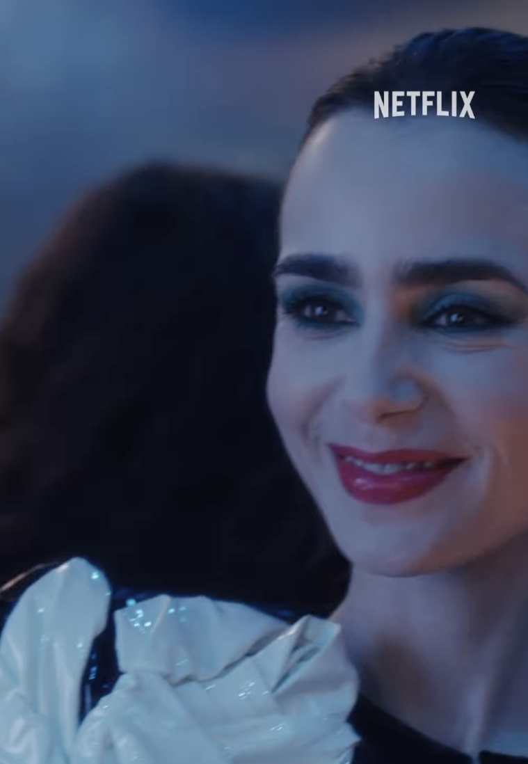 即使在精緻妝容下，仍清晰可見。