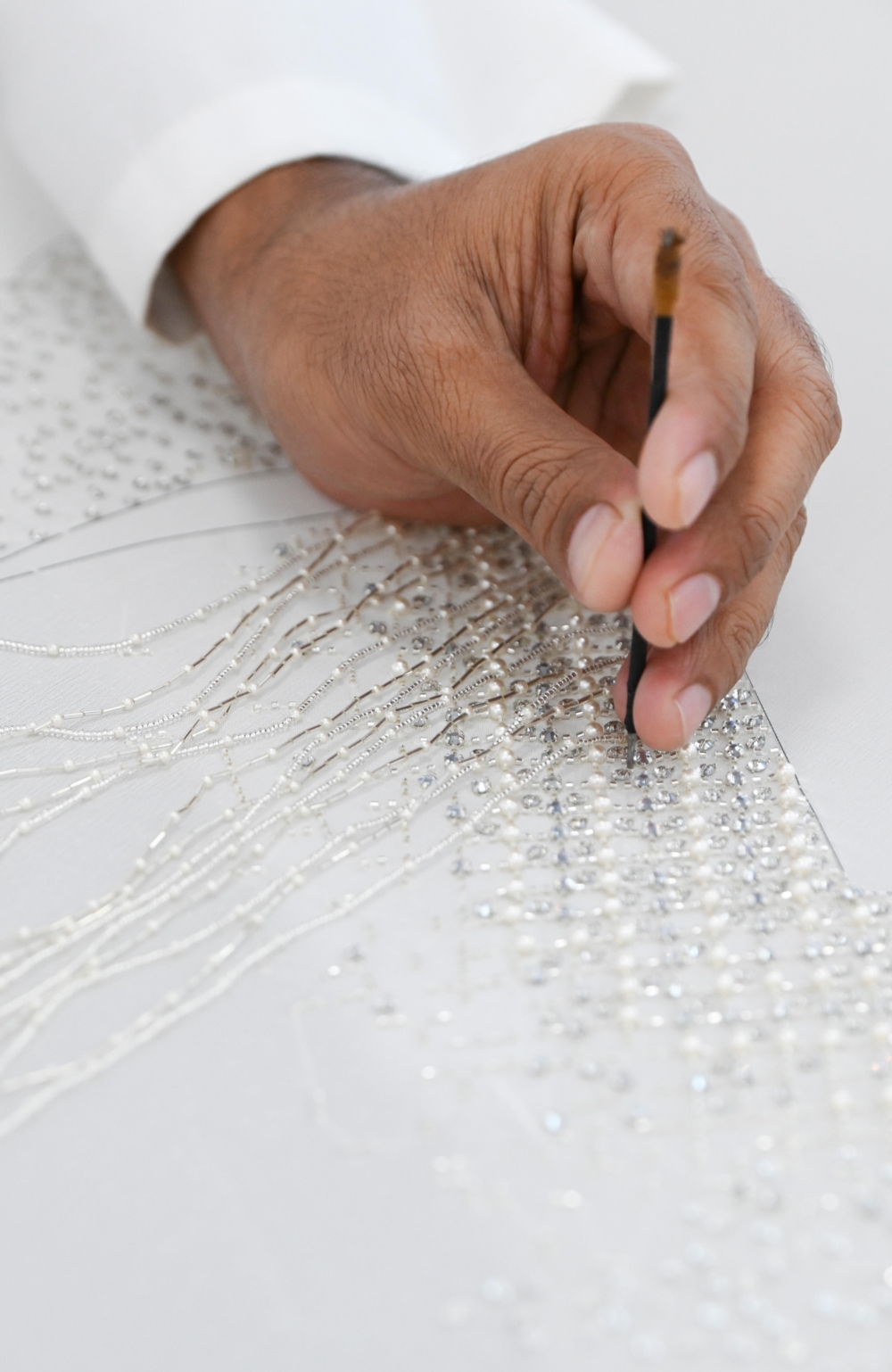 數千顆銀色珠飾精緻又華麗