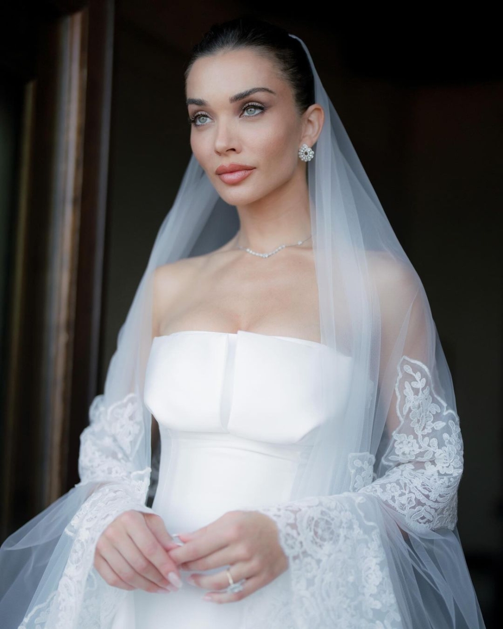 Amy Jackson身穿Alberta Ferretti設計的訂製婚紗