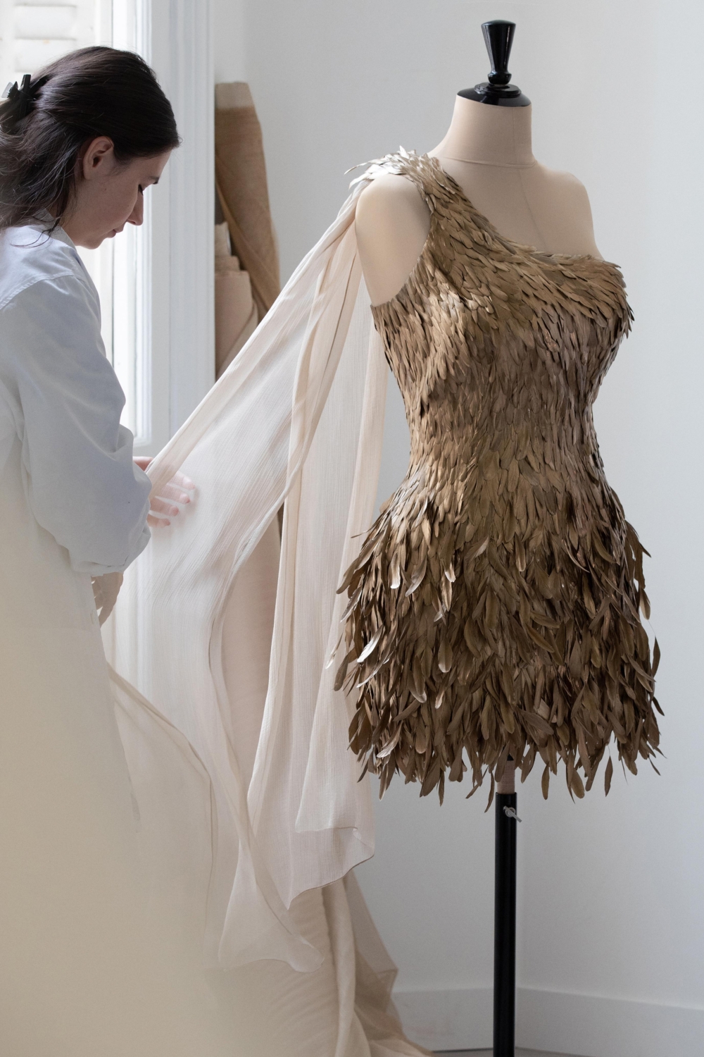 全羽毛的禮服展現力與美的狂野