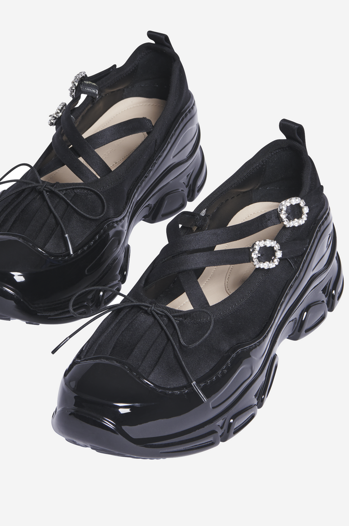 交叉綁帶的部分綴上珍珠或是水鑽扣,讓甜美浪漫的感覺更加強烈