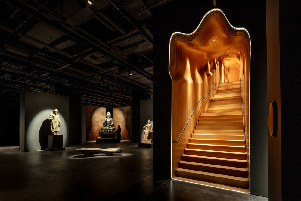 位於地下的展區要從梯間通道前往,就像是從喧囂的城市轉到隱密的叢林