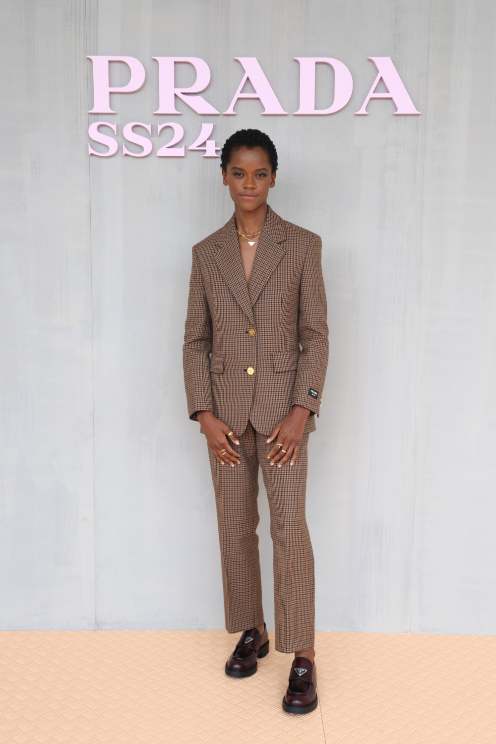 Letitia Wright穿著 Prada 經典樂福鞋