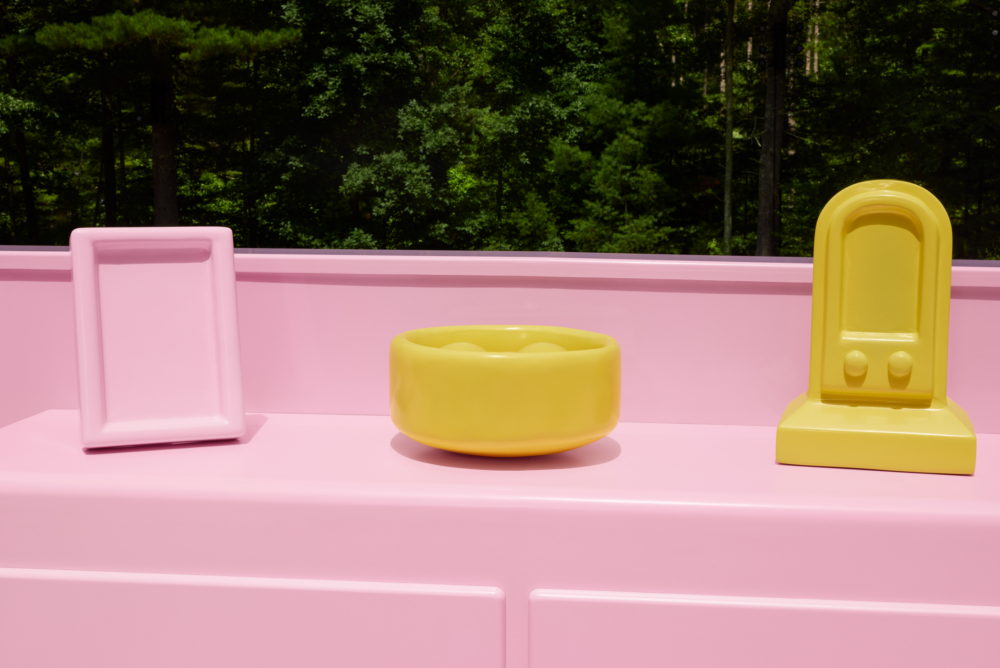 附有玩具版的茶壺、電話、書本、冰箱