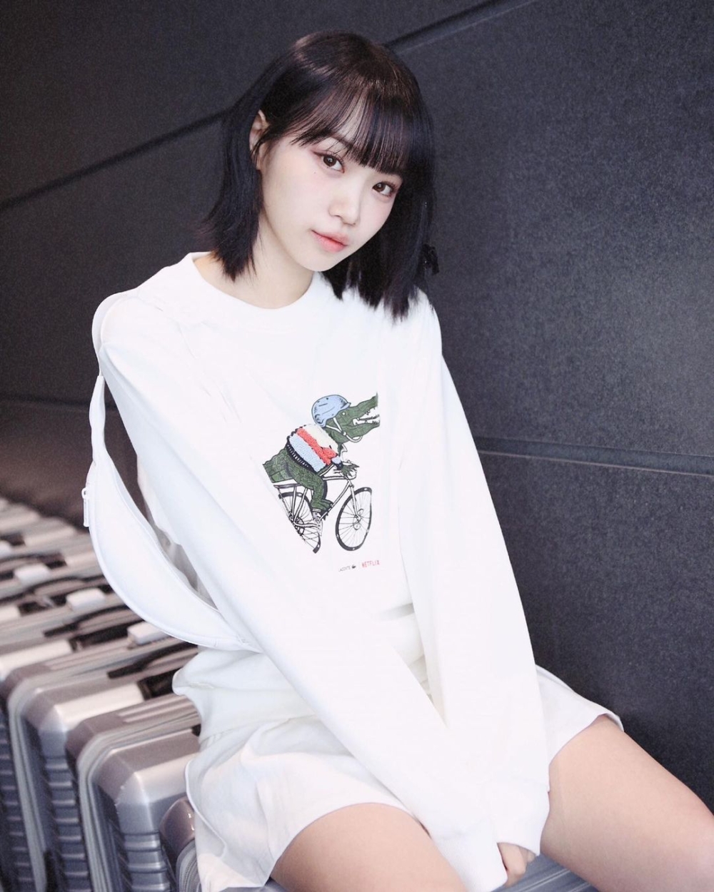 頭髮隨意地散落在耳後，有種俏皮的感覺