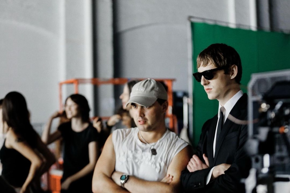 《紐約時報》的流行音樂評論家指出《Girls》是年度第5佳的歌曲