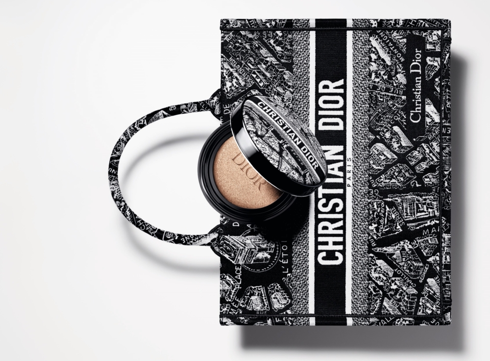 氣墊外殼上以香榭麗舍大街和蒙田大道為背景，搭配簡約俐落的Christain Dior Logo