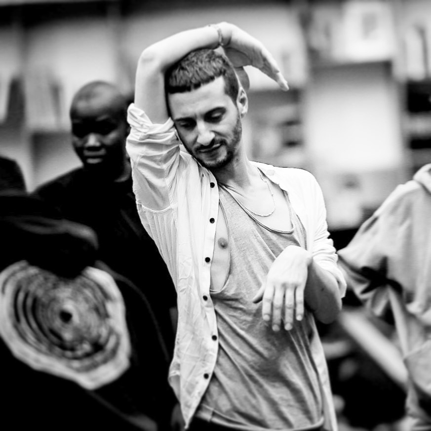 曾被時任布列塔尼國家劇院同時也是法國最負盛名的劇院之一的François Le Pillouër稱讚是一位聰明而熟練的舞者