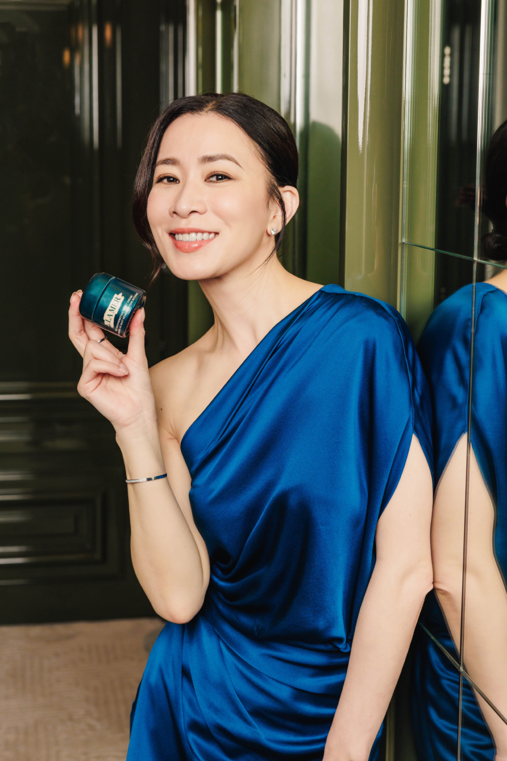 自用了 La Mer 全新奇蹟晚霜後,Charmaine 的肌膚每日都像擁有新生命一樣, 煥然一新。