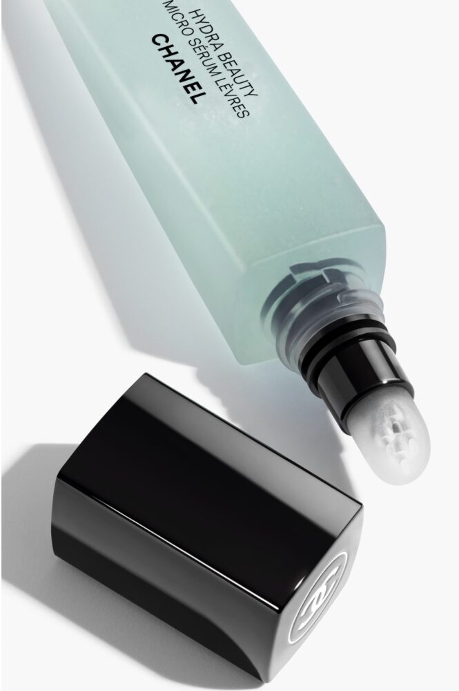 CHANEL山茶花潤澤護唇精華清透的藍色讓視覺愉悅,使用起來更是水潤飽滿