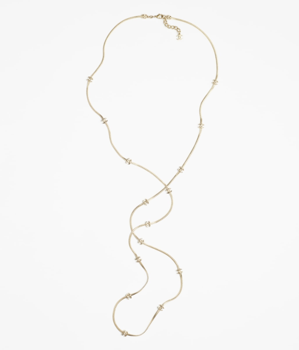 CHANEL推出的全新長項鍊以品牌雙C Logo的姿態現身。