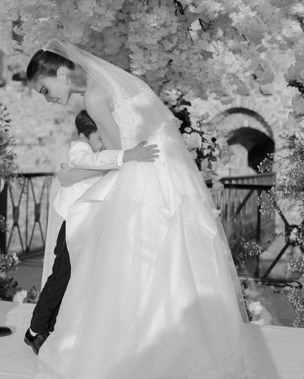 輕質薄紗製成的面紗長達6公尺，飾有花卉Rebrodè蕾絲邊框