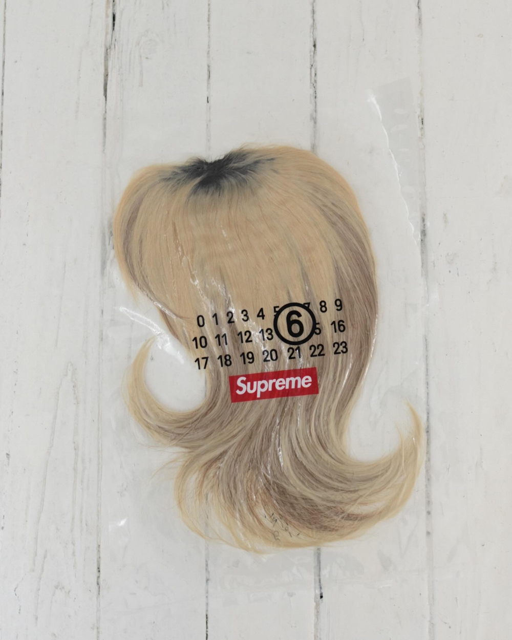 曾為Supreme × MM6 Maison Margiela聯乘系列打造一款裝載在塑膠袋裡的金色假髮