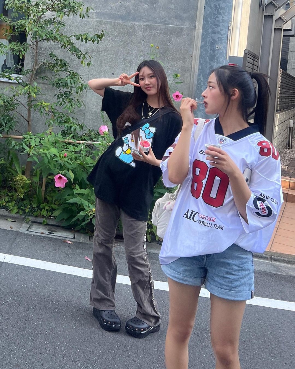 NewJeans的Hyein穿上Crocs洞洞鞋