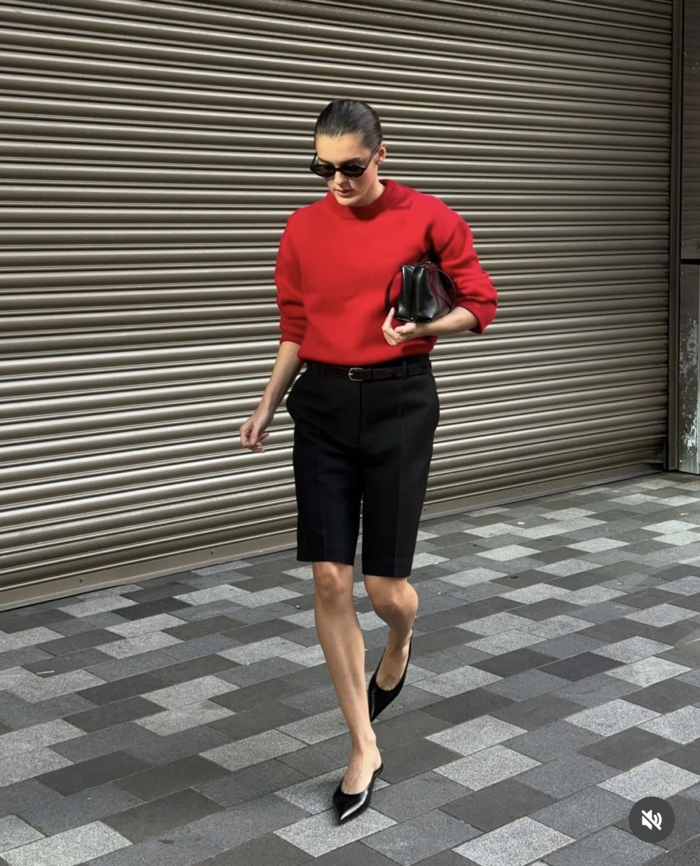 拎上一顆包，具有氣場的走在街上。