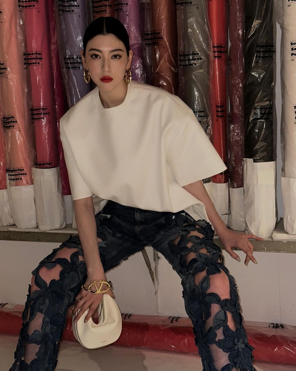 稍微廓型的白色T恤，搭配牛仔褲就很有個性