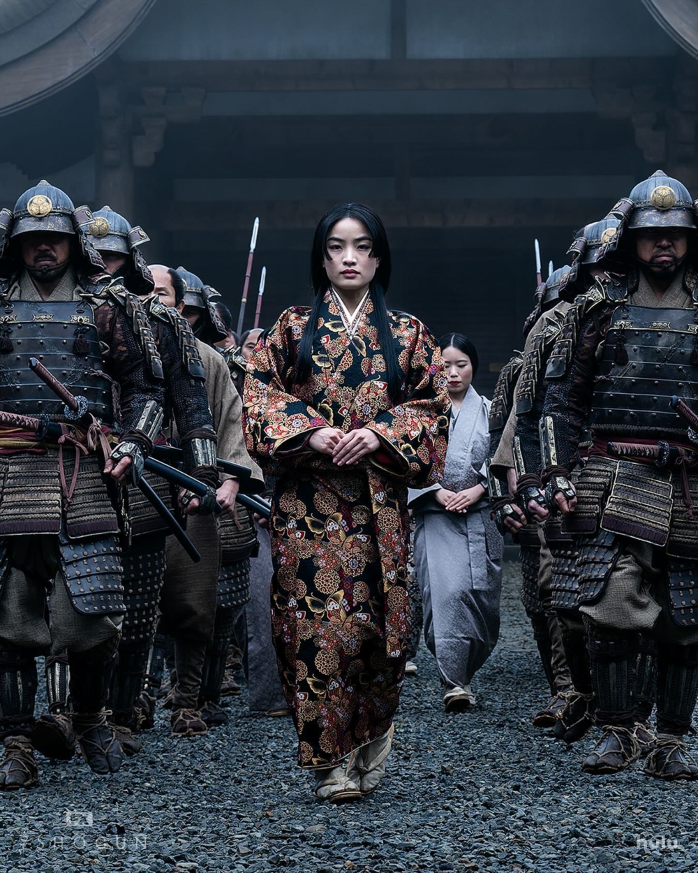 出生於落魄貴族家族,身上背負著重振家族名聲的壓力