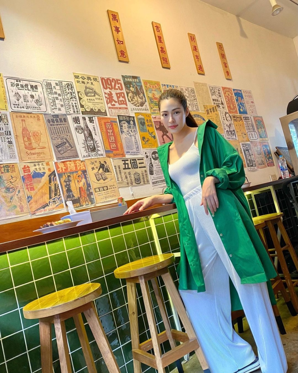 鄺玲玲的弟弟在泰國開設一間餐廳名叫「鄺叉燒」