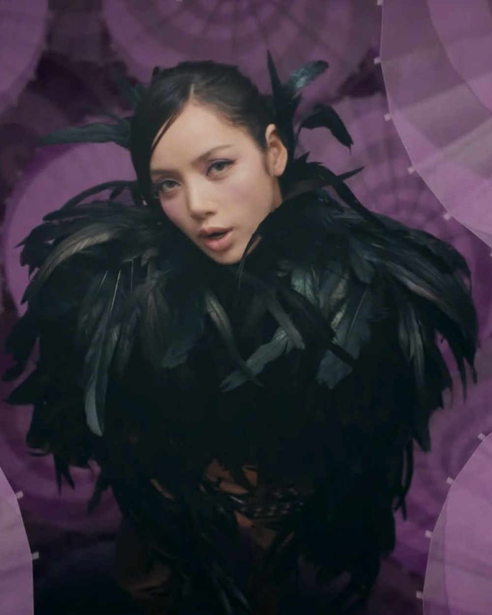 ，Lisa的新歌《New Woman》MV也曾穿著LSEOUL黑色羽毛裝